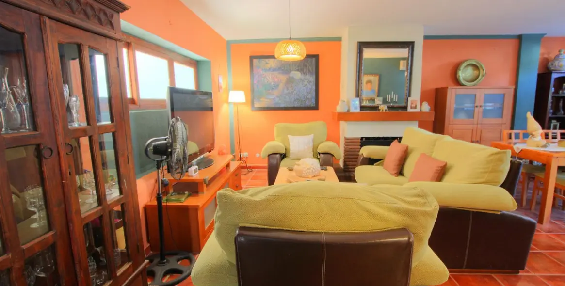 Продажа дома на две семьи в El Coto 5