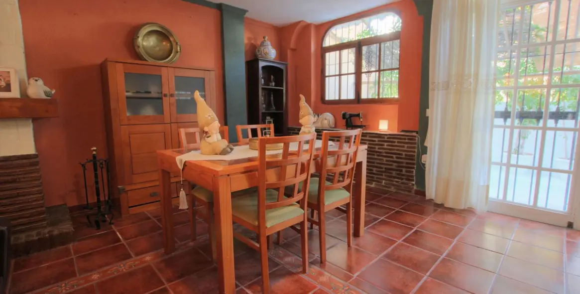 Продажа дома на две семьи в El Coto 6