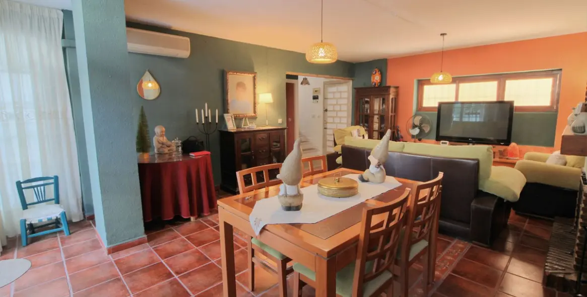 Продажа дома на две семьи в El Coto 7