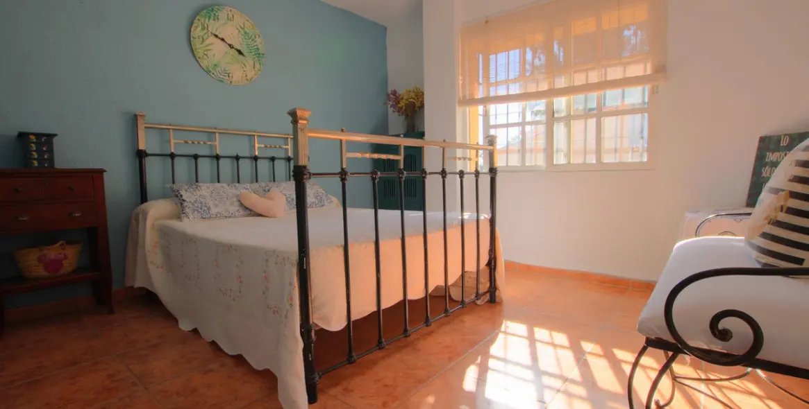 Продажа дома на две семьи в El Coto 13