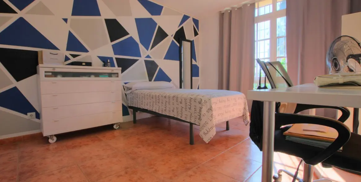 Продажа дома на две семьи в El Coto 15