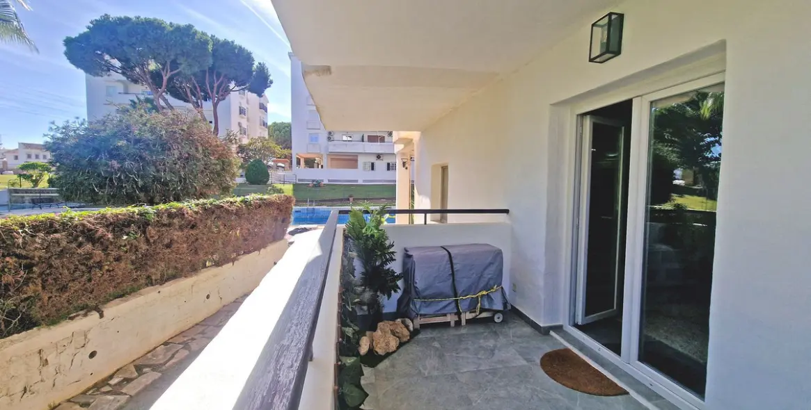 Sale of ground floor apartment in Calahonda 4