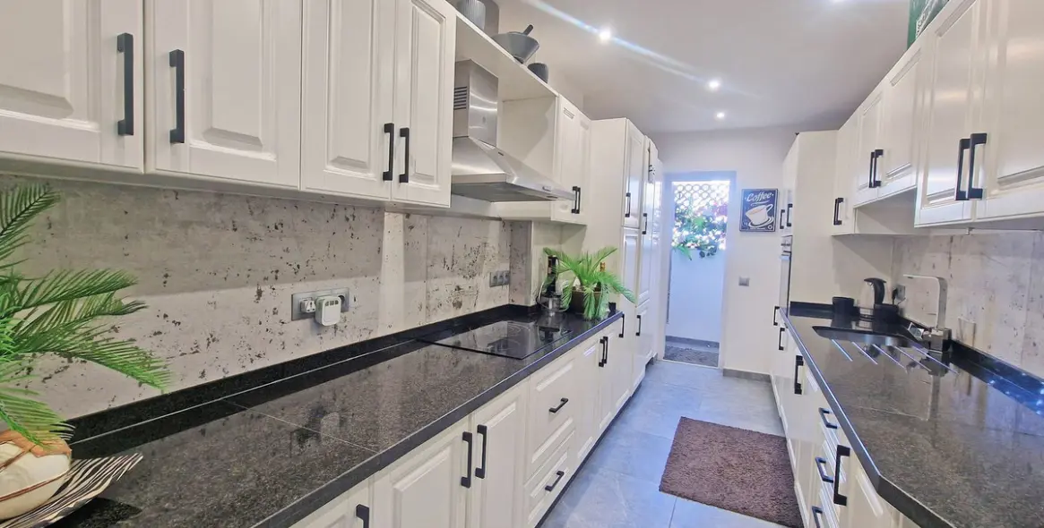 Sale of ground floor apartment in Calahonda 12