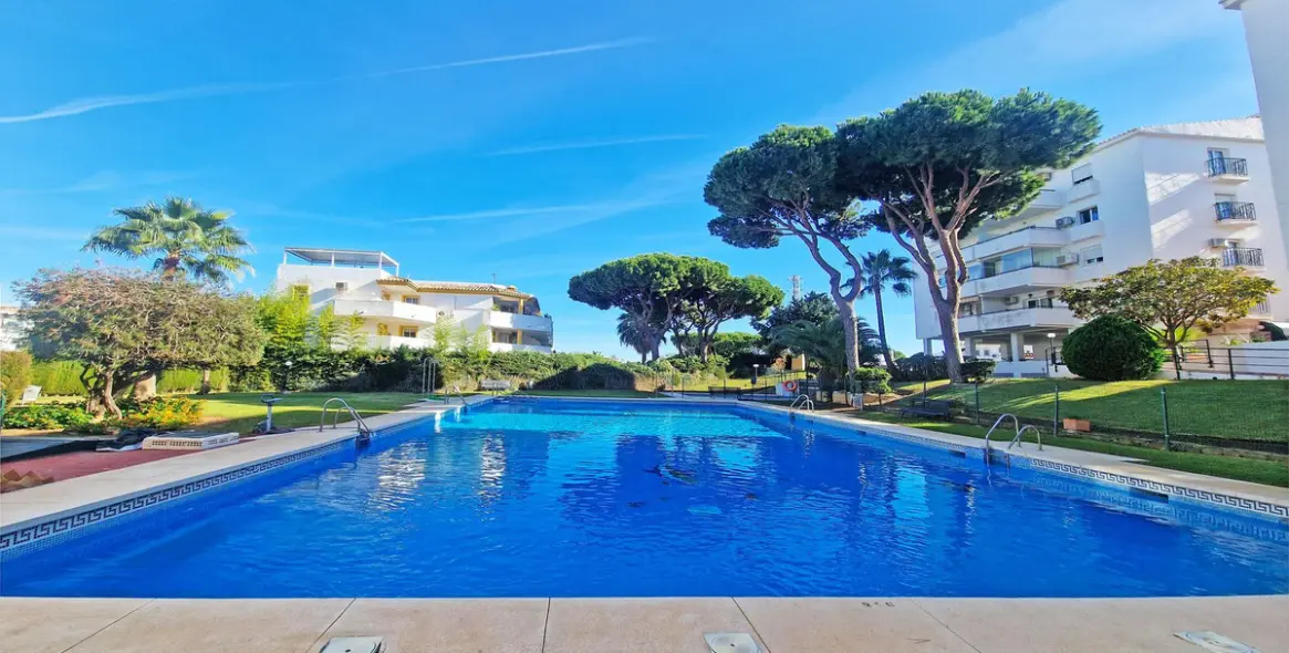 Sale of ground floor apartment in Calahonda 26