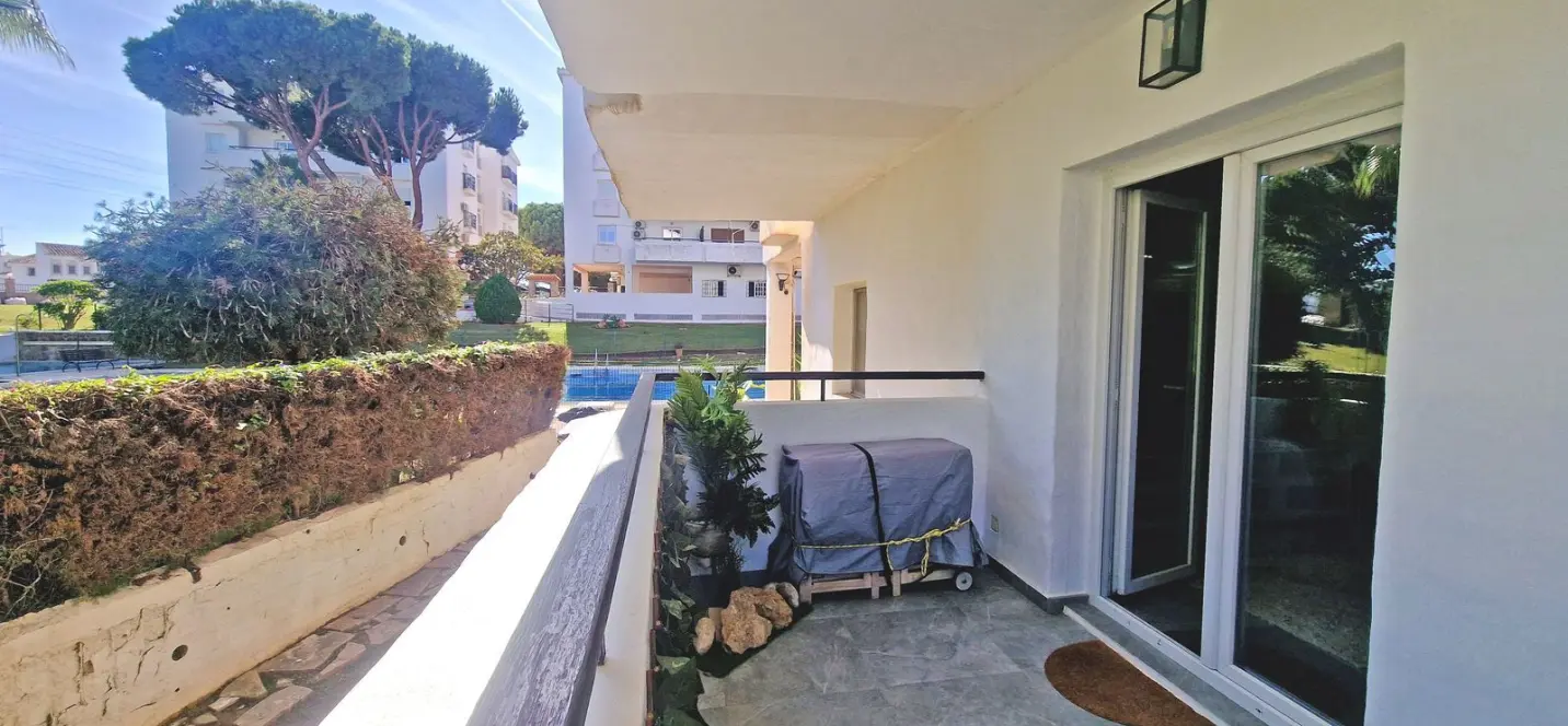Sale of ground floor apartment in Calahonda 4