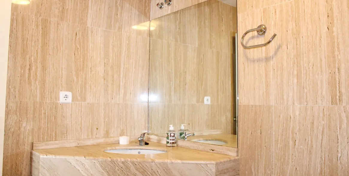 Sale of middle floor apartment in Nerja 18