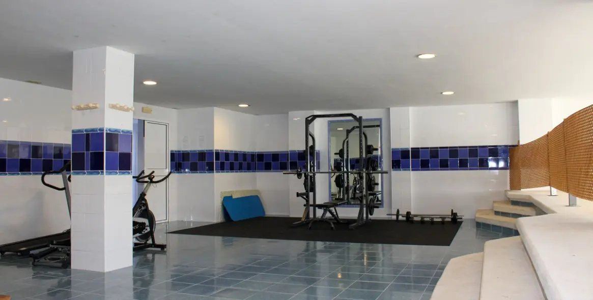 Sale of middle floor apartment in Nerja 25