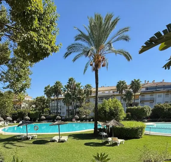 Sale of middle floor apartment in Nueva Andalucía