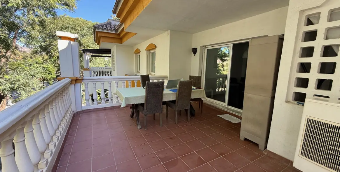 Sale of middle floor apartment in Nueva Andalucía 2
