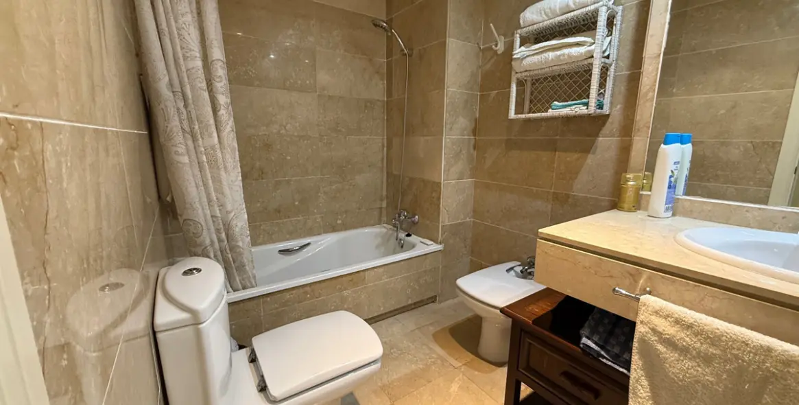 Sale of middle floor apartment in Nueva Andalucía 11