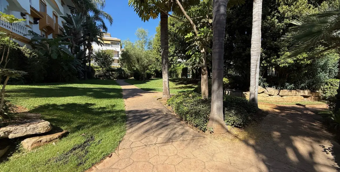 Sale of middle floor apartment in Nueva Andalucía 14