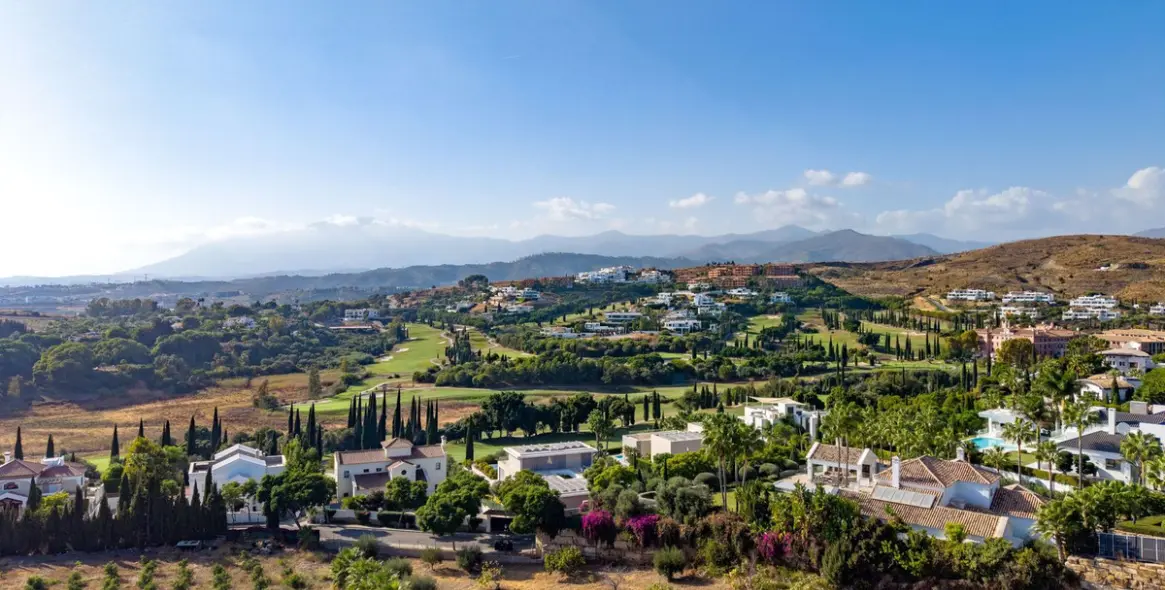 Sale of middle floor apartment in Estepona 1