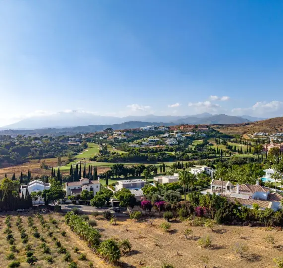 Sale of middle floor apartment in Estepona