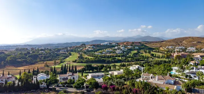 Sale of middle floor apartment in Estepona 0