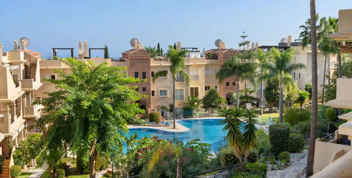 Sale of middle floor apartment in Estepona 2
