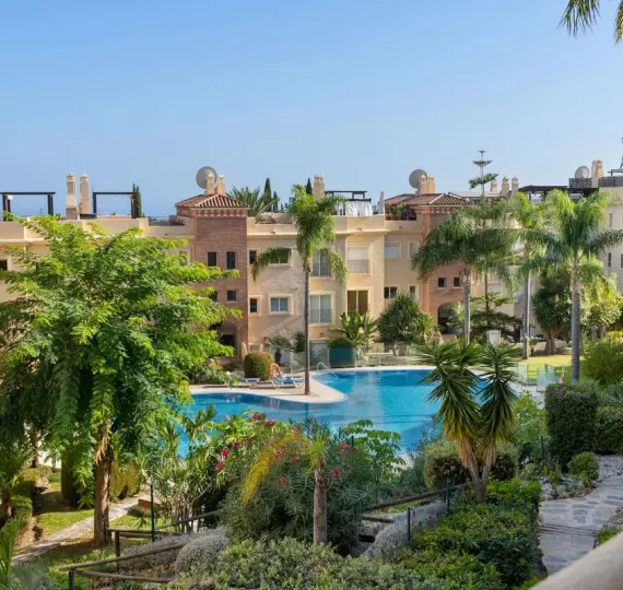 Sale of middle floor apartment in Estepona