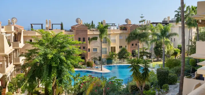 Sale of middle floor apartment in Estepona 1