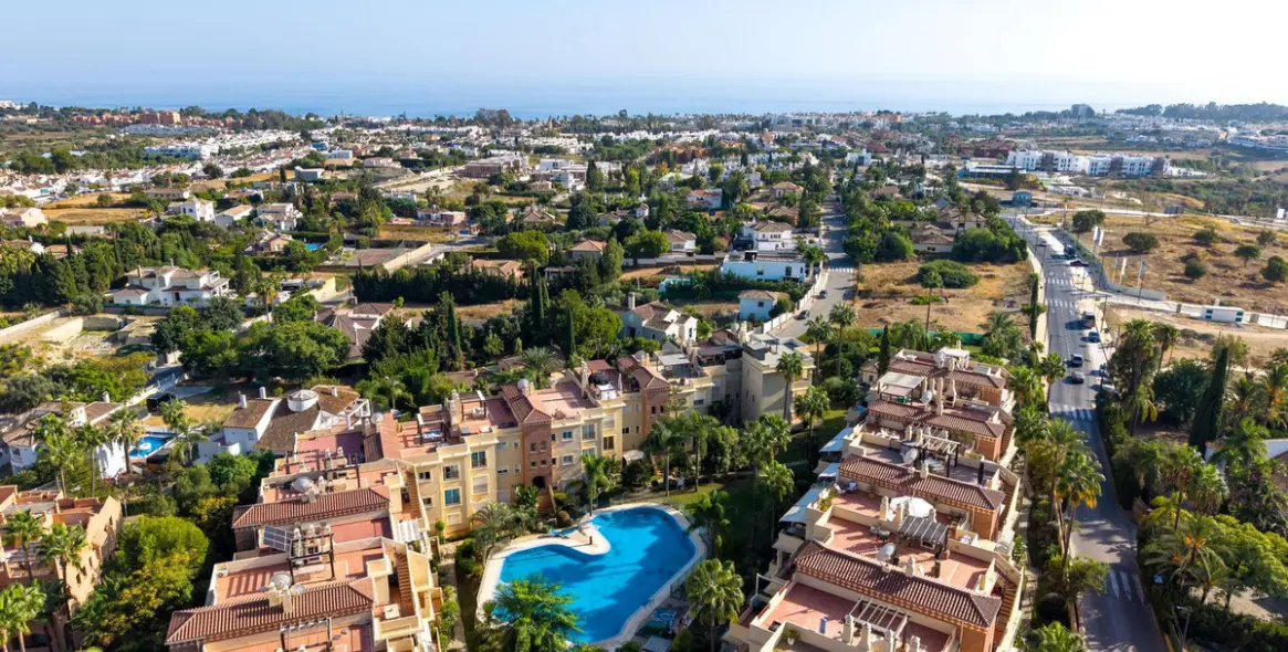 Sale of middle floor apartment in Estepona 3