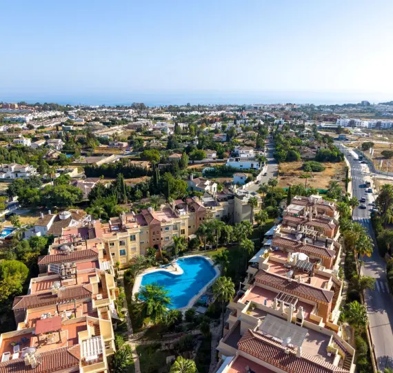 Sale of middle floor apartment in Estepona