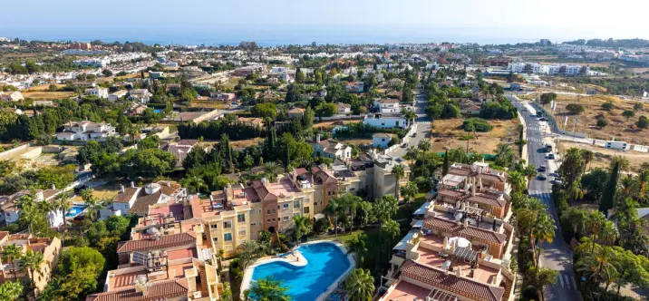 Sale of middle floor apartment in Estepona 2