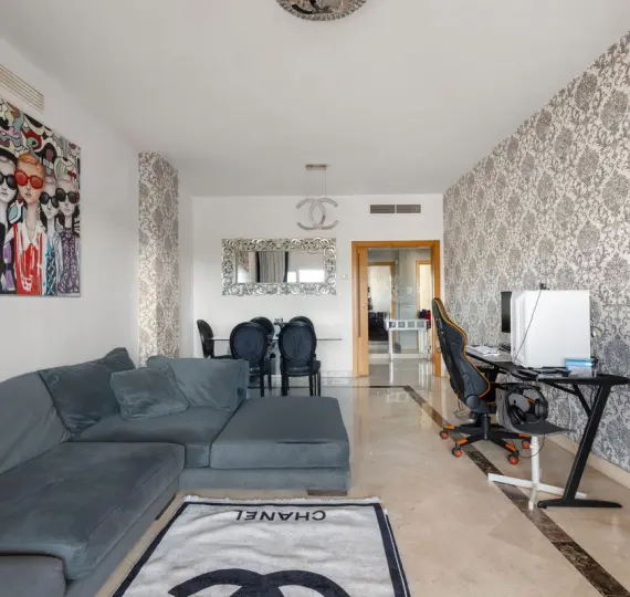 Sale of middle floor apartment in Estepona