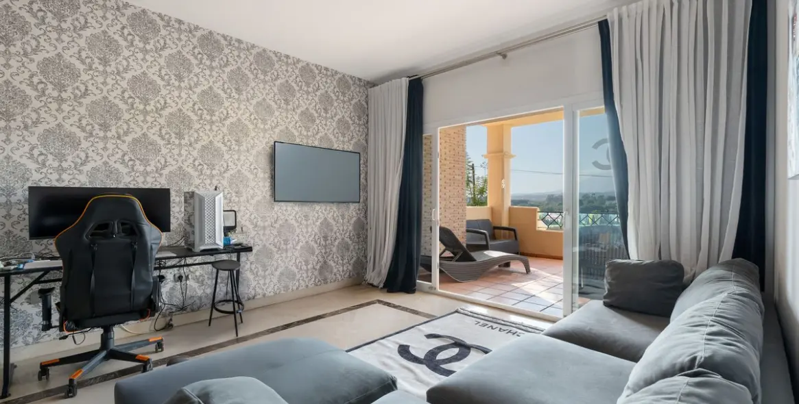 Sale of middle floor apartment in Estepona 5