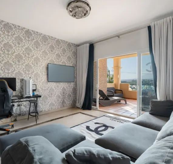 Sale of middle floor apartment in Estepona