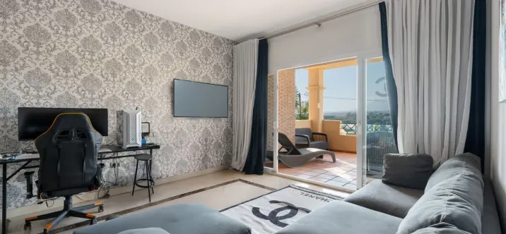 Sale of middle floor apartment in Estepona 4