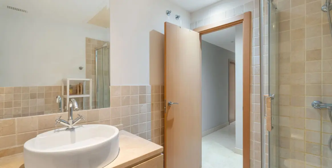 Sale of middle floor apartment in Estepona 12