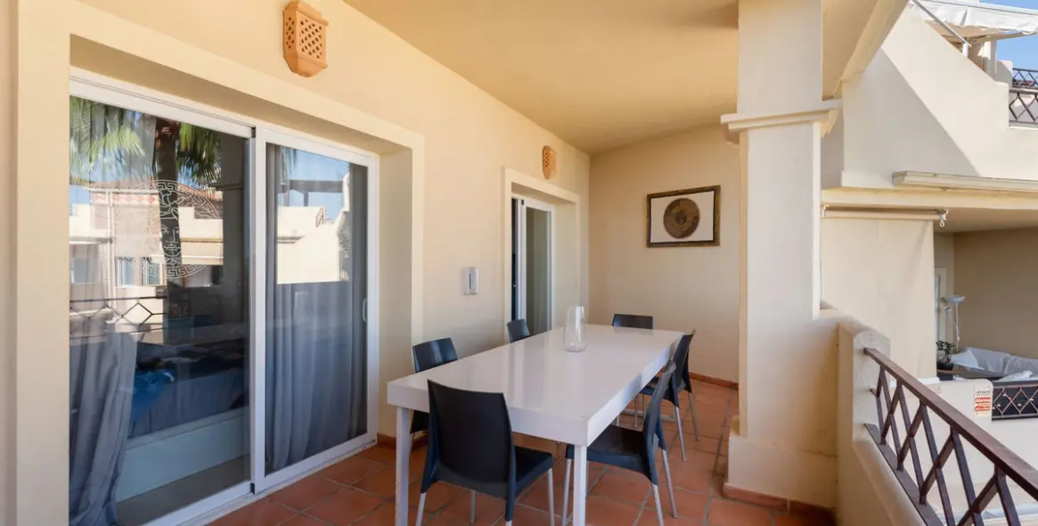 Sale of middle floor apartment in Estepona 16