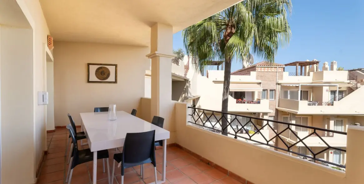 Sale of middle floor apartment in Estepona 17