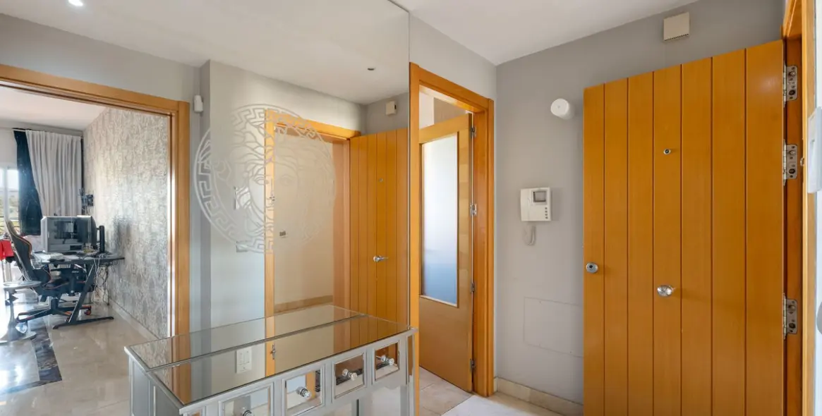 Sale of middle floor apartment in Estepona 18