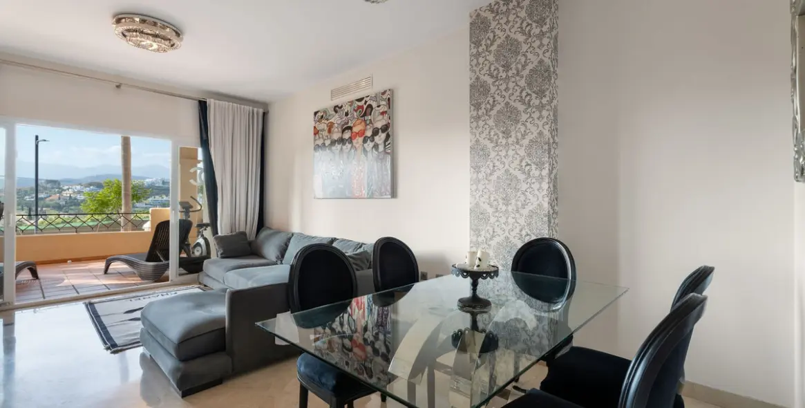 Sale of middle floor apartment in Estepona 20