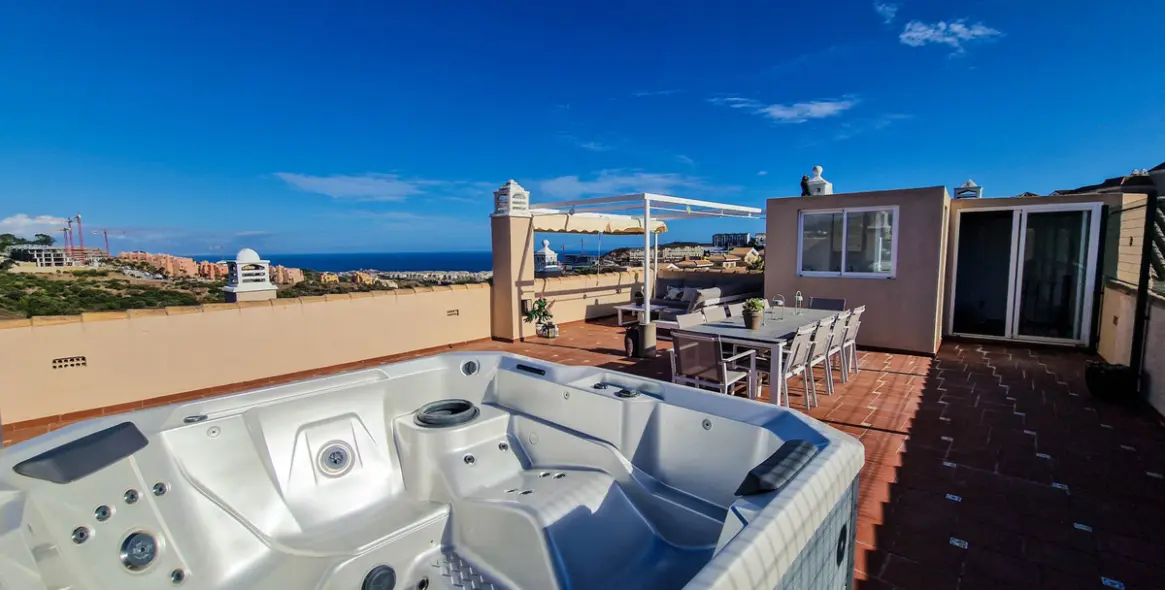 Sale of penthouse in La Duquesa 1