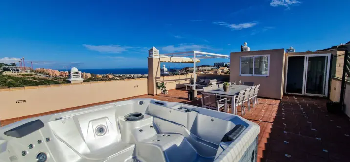 Sale of penthouse in La Duquesa 0