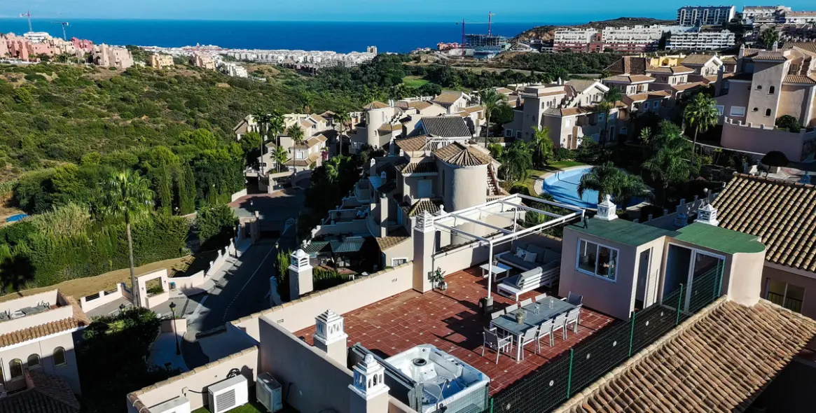 Sale of penthouse in La Duquesa 2