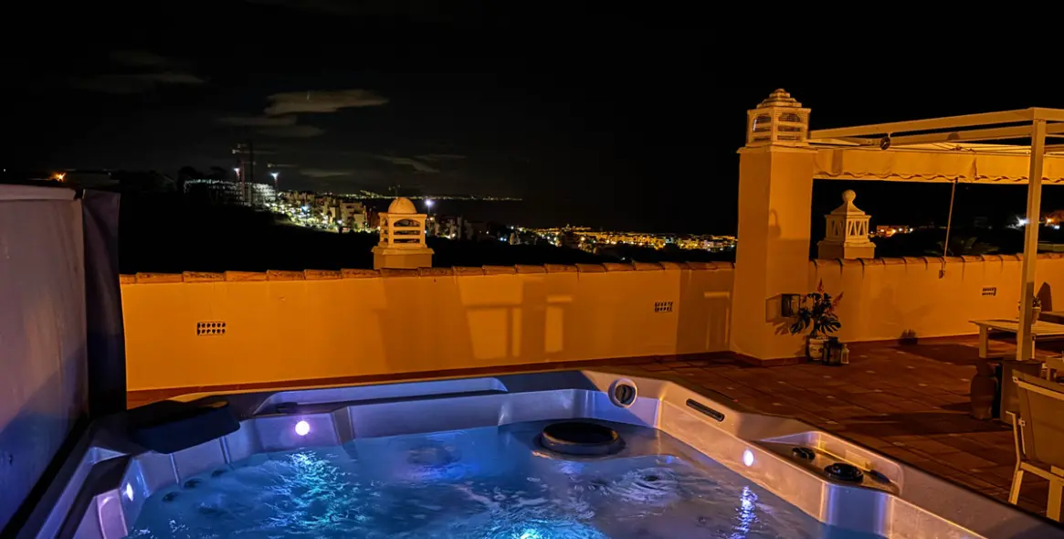 Sale of penthouse in La Duquesa 8