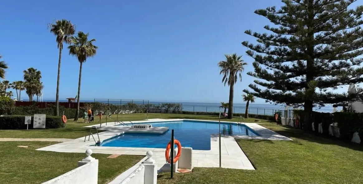 Sale of ground floor apartment in Calahonda 1