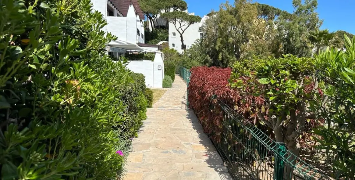 Sale of ground floor apartment in Calahonda 5