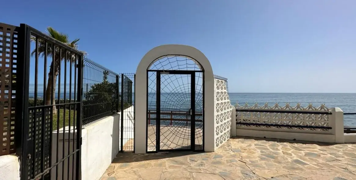 Sale of ground floor apartment in Calahonda 6