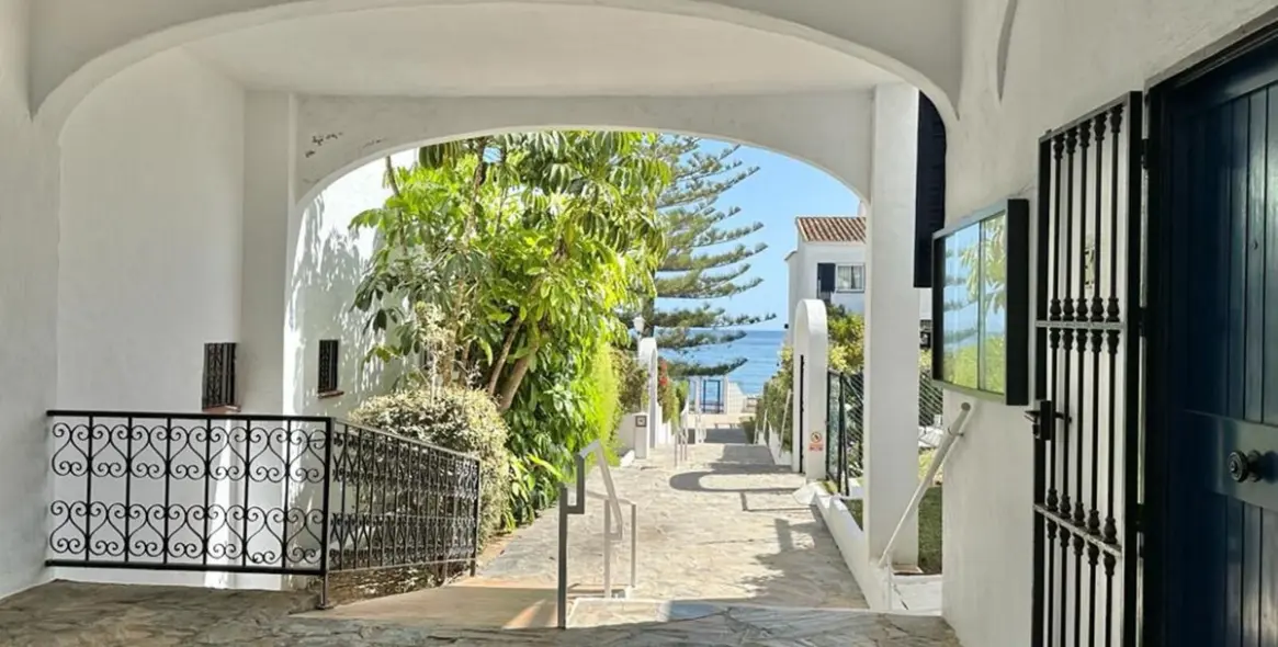 Sale of ground floor apartment in Calahonda 8