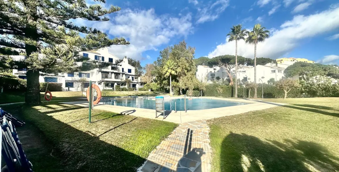 Sale of ground floor apartment in Calahonda 23