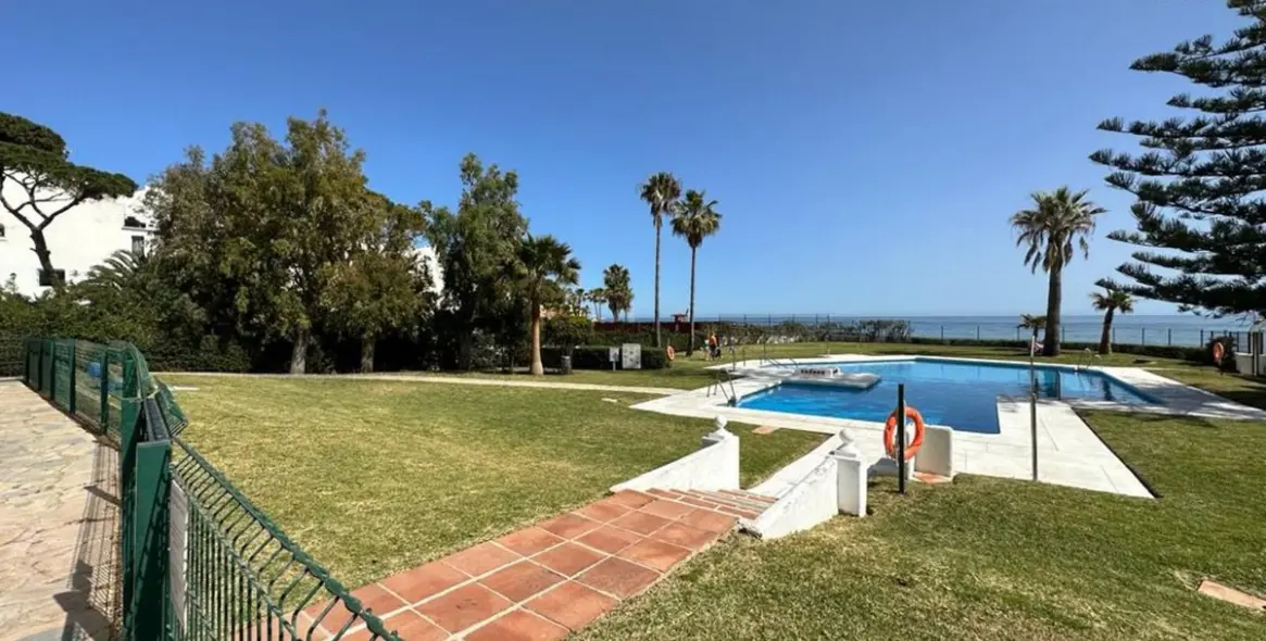 Sale of ground floor apartment in Calahonda 24