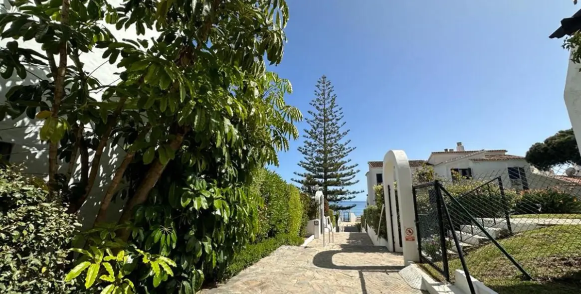 Sale of ground floor apartment in Calahonda 25