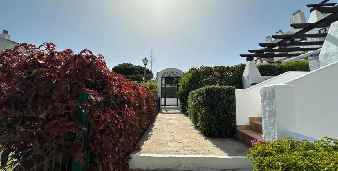 Sale of ground floor apartment in Calahonda 26