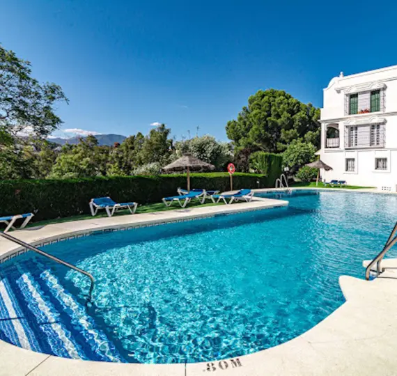 Sale of middle floor apartment in Nueva Andalucía