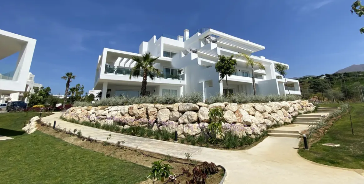 Sale of middle floor apartment in Casares 1