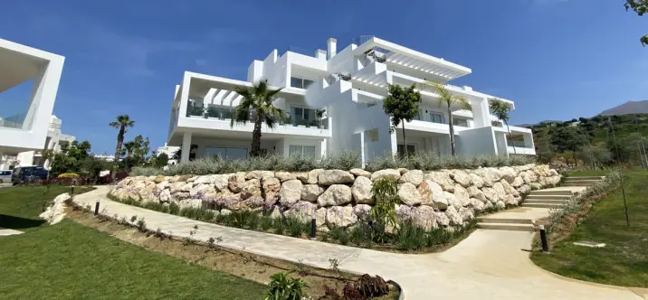 Sale of middle floor apartment in Casares 0