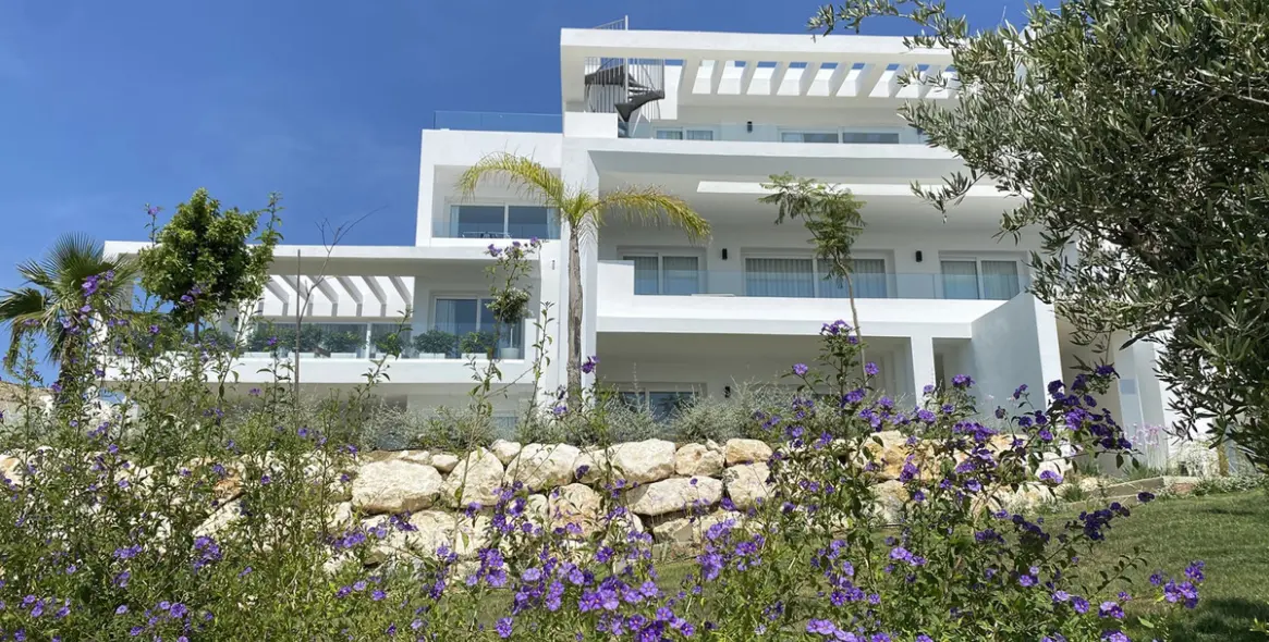 Sale of middle floor apartment in Casares 2