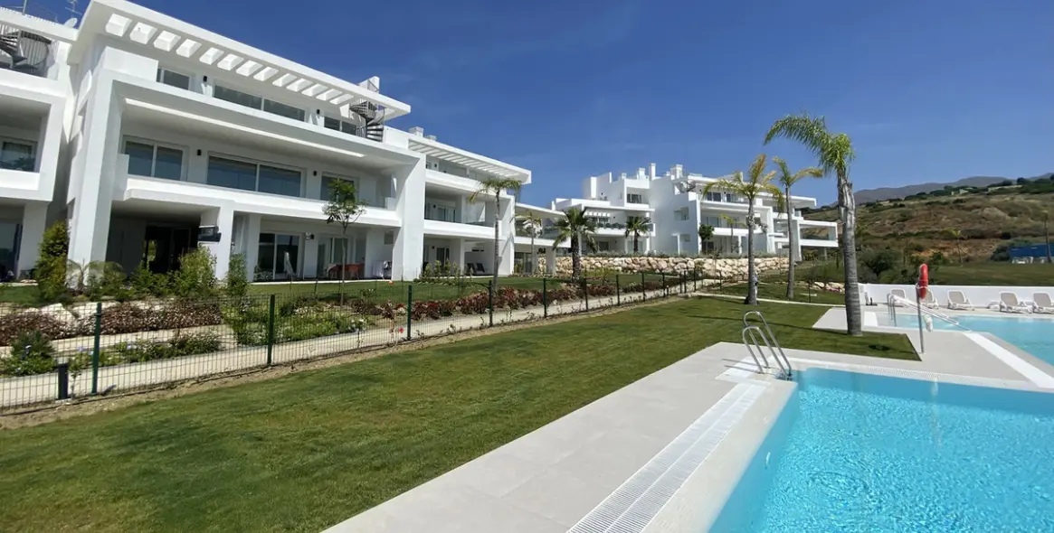 Sale of middle floor apartment in Casares 3